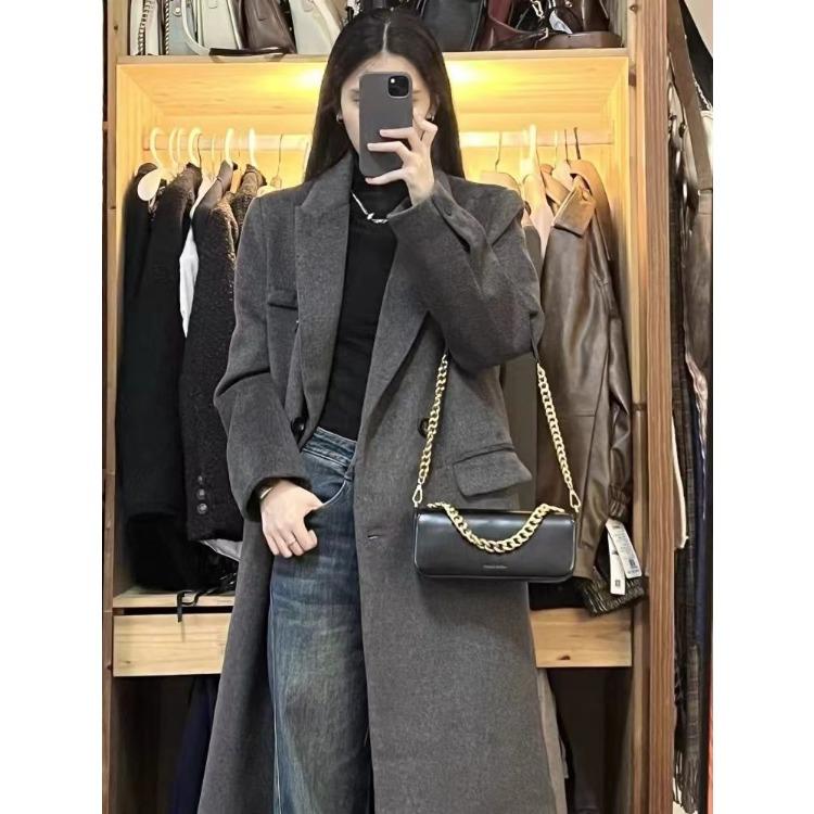 Ein klassischer und eleganter Damen-Wollmantel für einen modischen Winterlook