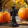 Figurka čarodějnice na Halloween s černým rouchem a zlatou holí Gotická domácí dekorace Socha vrány Pro strašidelnou sváteční výzdobu