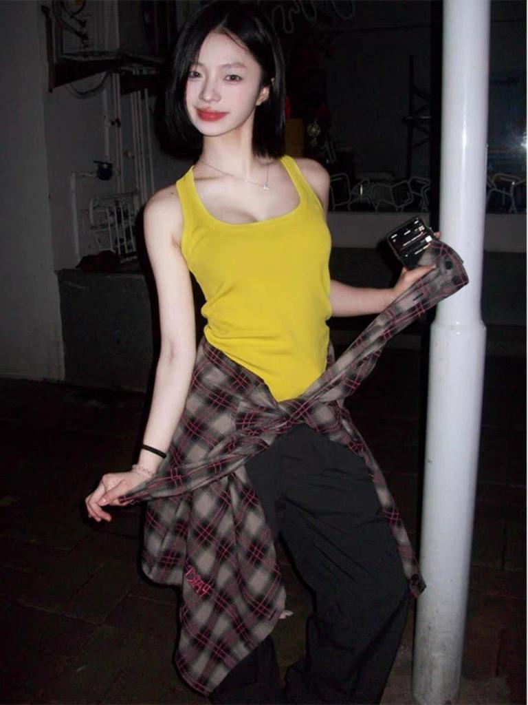 Yi Han Meng Zitronengelbes Slim Fit Neckholder Tanktop für Frauen und Mädchen - Niedlich, aufhellend, schlankmachende Unterwäsche oder Oberbekleidung