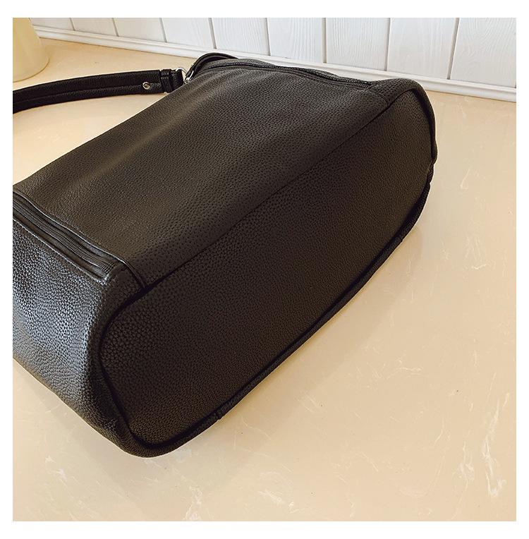 2025 Winter Retro Fashion Large Capacity Women's Crossbody Handbag