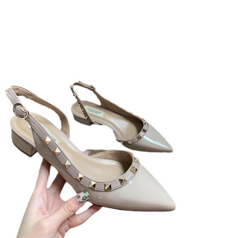 Spring new one-word buckle with pointed head rivets, middle heel bag head thick heel willow shoes, wearing cool slippers outside women