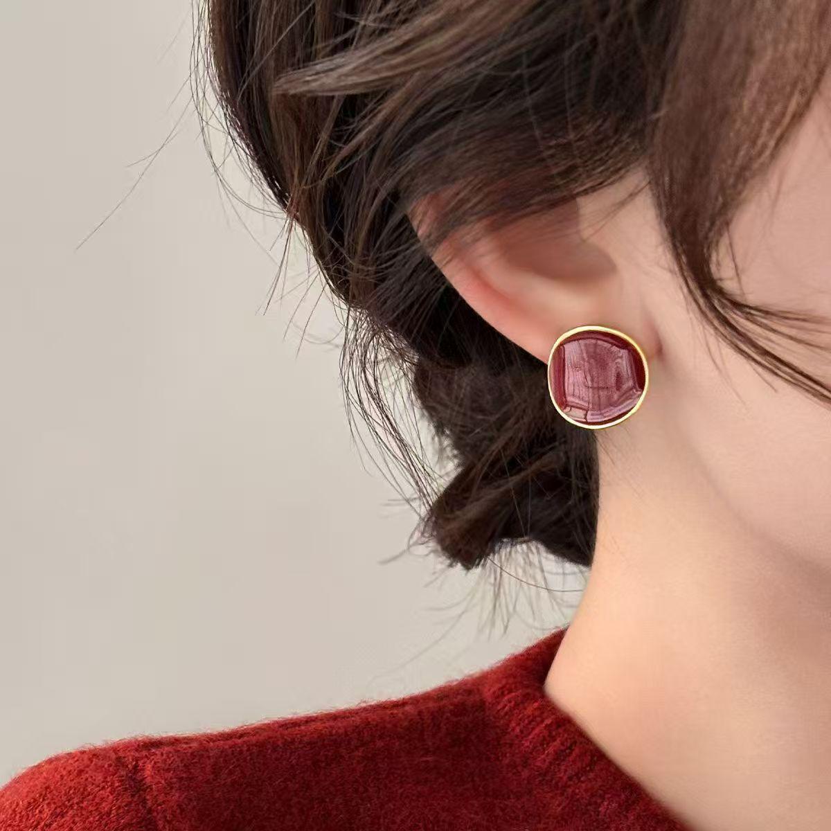 

Red Retro New Year Earrings for Women: 2025 Exquisite Studs, Light Luxury Festive Fashion for Spring Festival.