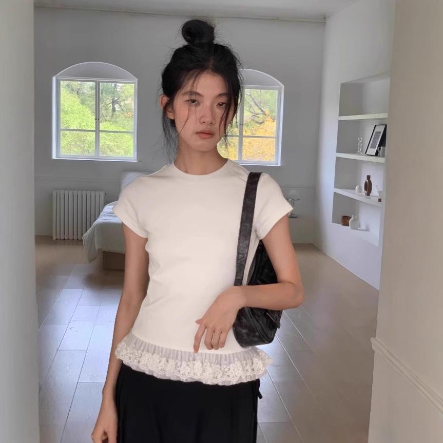 Dámské bílé tričko s krátkým rukávem slim střihu baletního stylu s krajkovým lemováním - Kolekce léto 2025