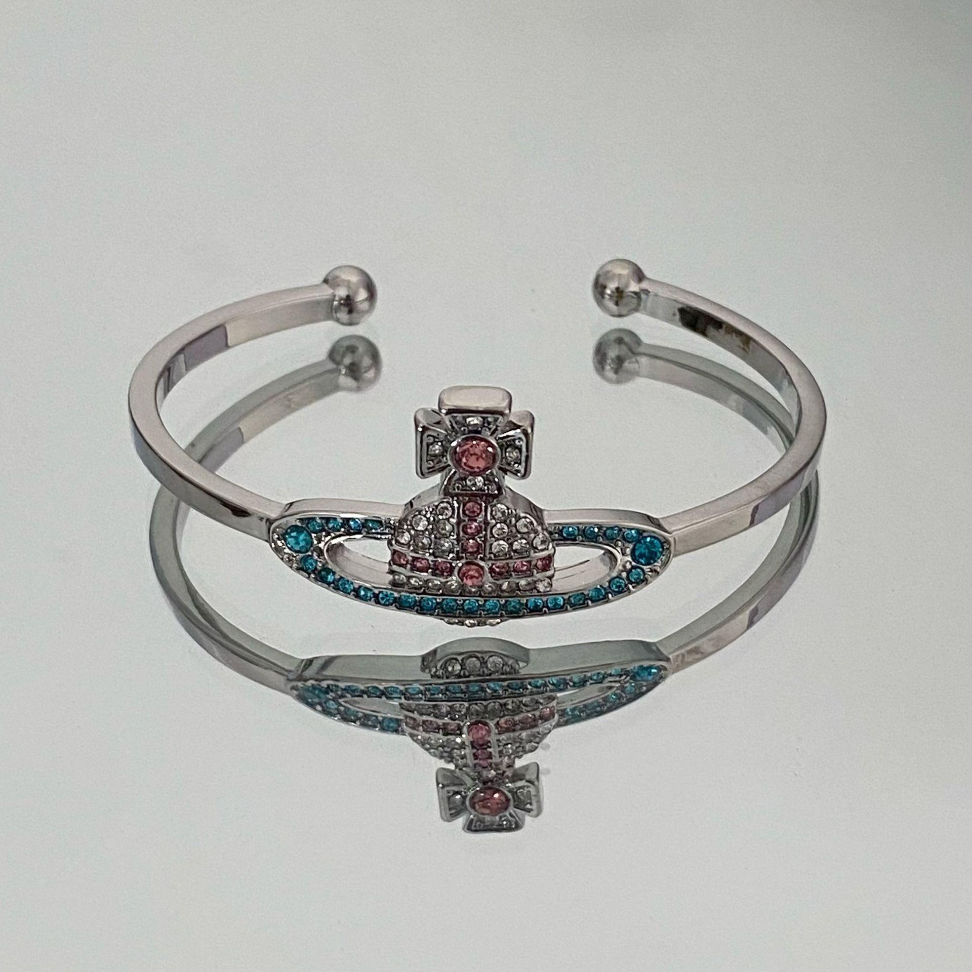 

Кольє-чокер Westwood Saturn: Висока версія, середній розмір, жіночі намистини 10 мм, застібка з логотипом. Complete Logo Details