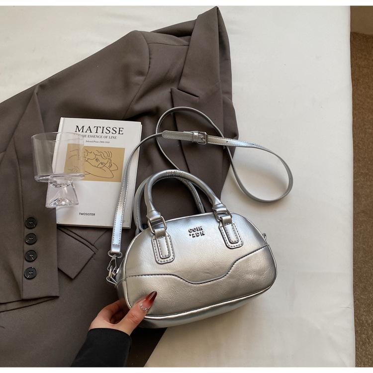 

Premium sense retro contrasting color portable messenger bag women s 2025 new trendy shoulder bag versatile messenger bag