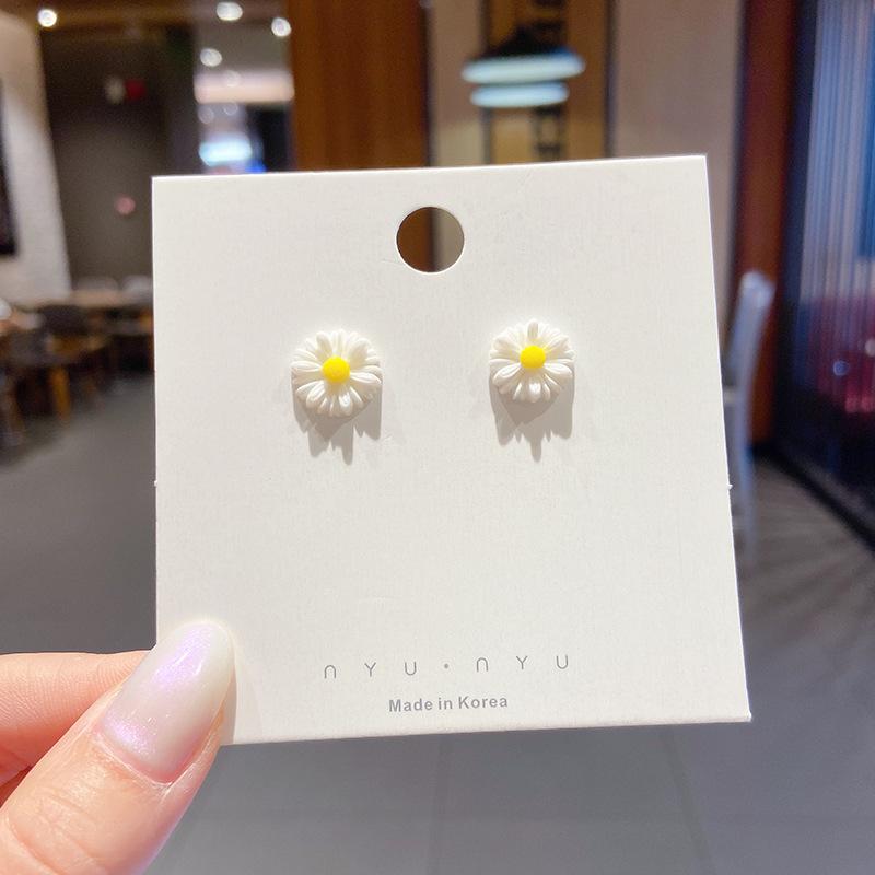 Sweet White Color Daisy Stud Earrings for Women Minimalist Small Flower Ear Jewelry Brincos Wholesale Birthday Gift