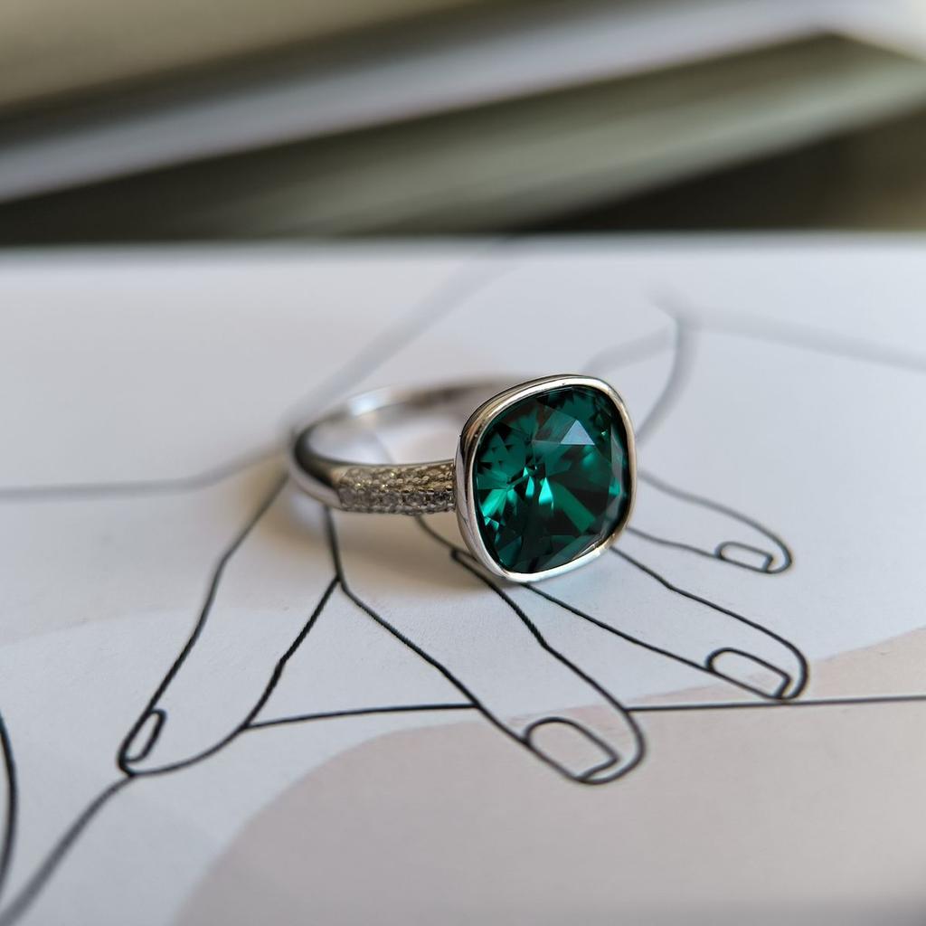 Серебряное кольцо с фианитами, вес изделия 4,39 гр (60002280)