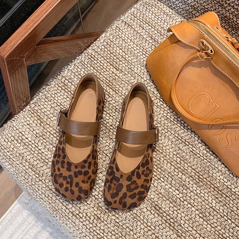 

Temperament round head flat sole shoes women s 2025 new spring and autumn French retro Mary Jane small leather shoes light mouth commuter shoes 35