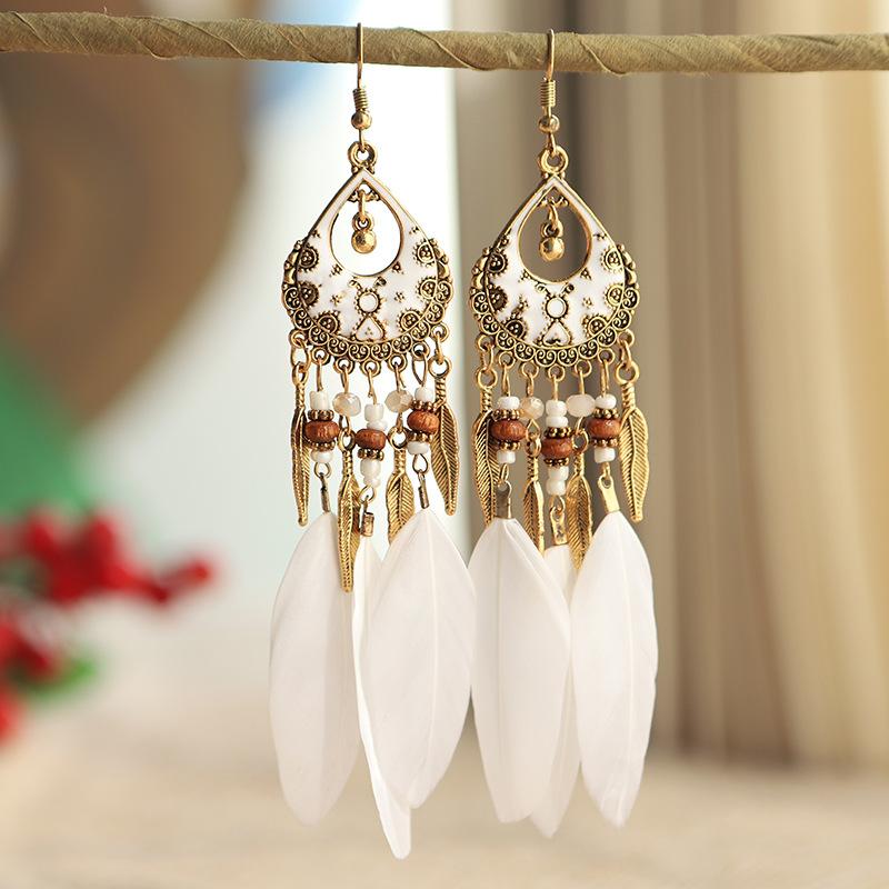 Modische Bohème-Ohrringe mit langen Federn für Damen, Ethnische Vintage-Blattperlen, Ohrringe aus Metall in Goldfarbe, Schmuck für Urlaubs- und Party-Anlässe
