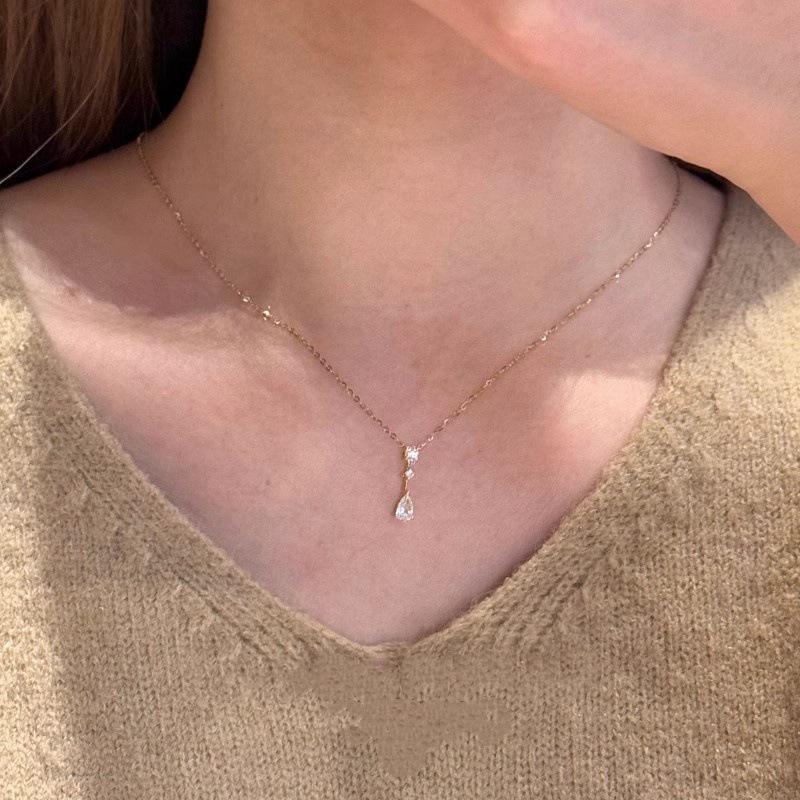 Elegante Collana con Ciondolo a Goccia d'Acqua in Zircone per Donna - Catena Clavicola, Design Lussuoso di Alta Gamma (Stile 2025)