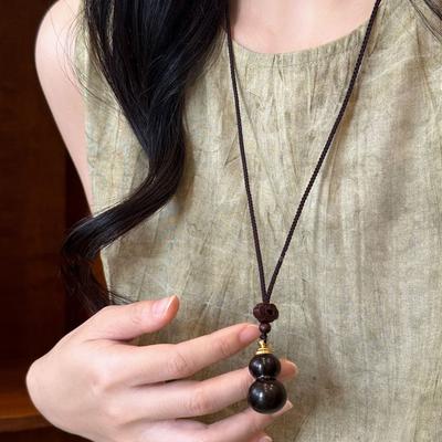 French Elegant Classic Heart-Shaped Wood Sweater Necklace Fashionable Jewelry Accessory for Ladies