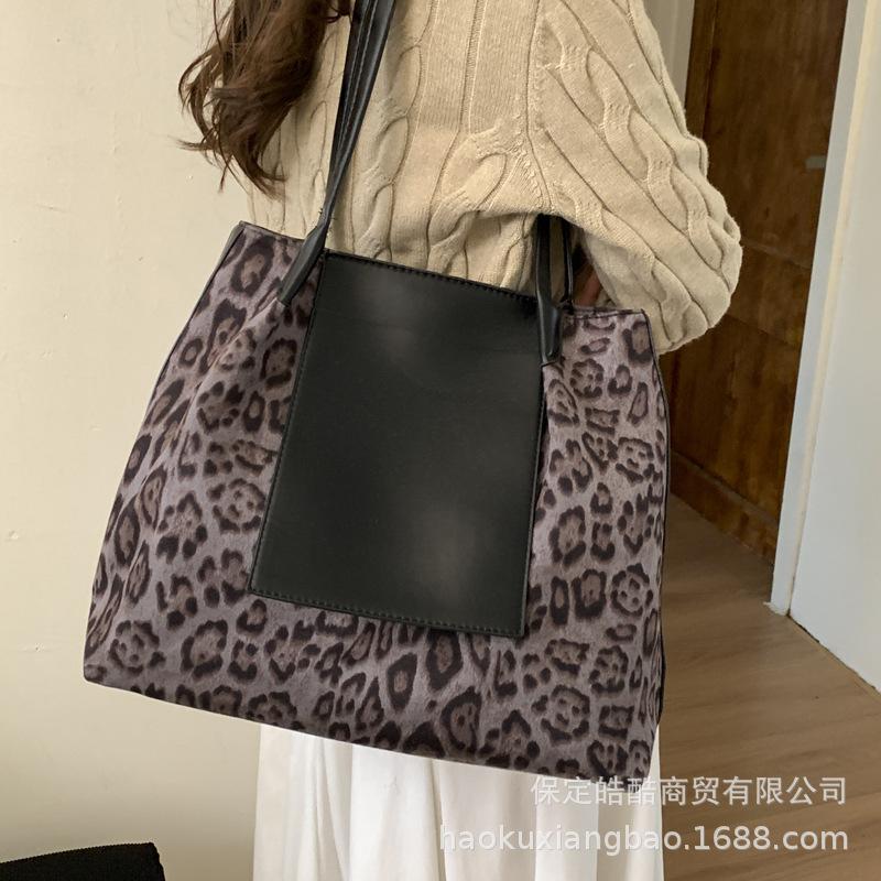 Leopard print bag women's large-capacity 2025 new autumn and winter leisure shoulder shopping bag, popular commuter tote bag this year