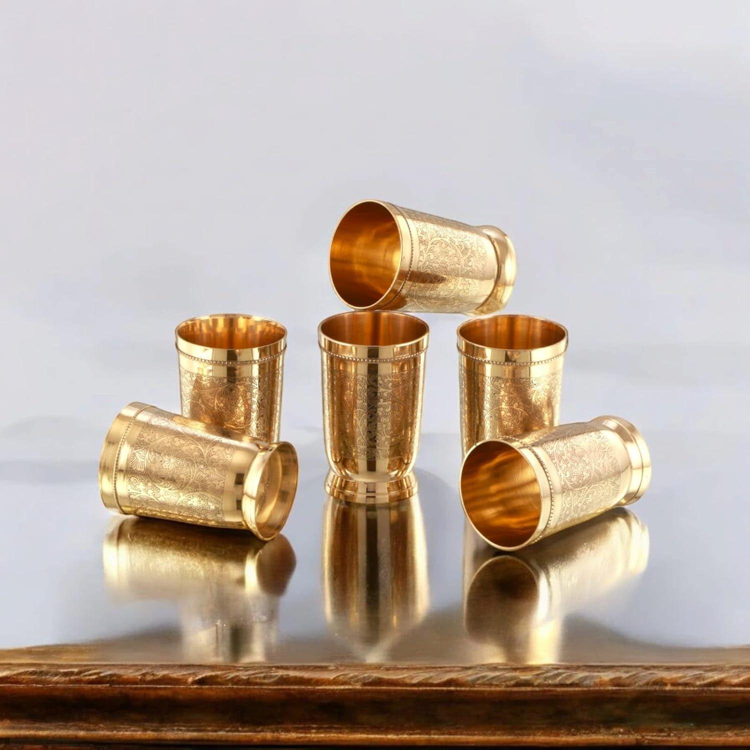 

Стакан/кружка из чистой латуни с тисненым дизайном для питья, с множеством полезных для здоровья свойств, объем - 250 мл каждый (Набор из 6)