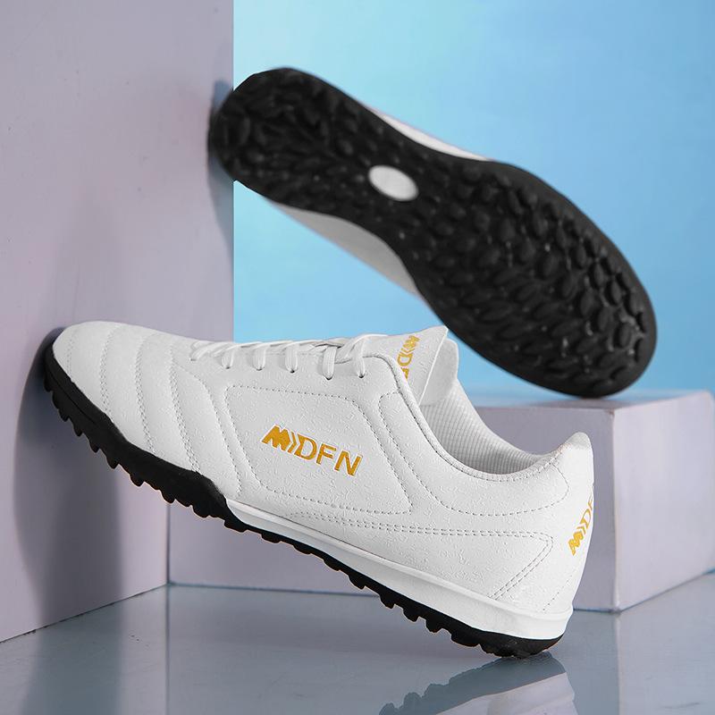 Xiyin Amazon 32-47 large size low-top football shoes, student lawn training and competition shoes are in stock.