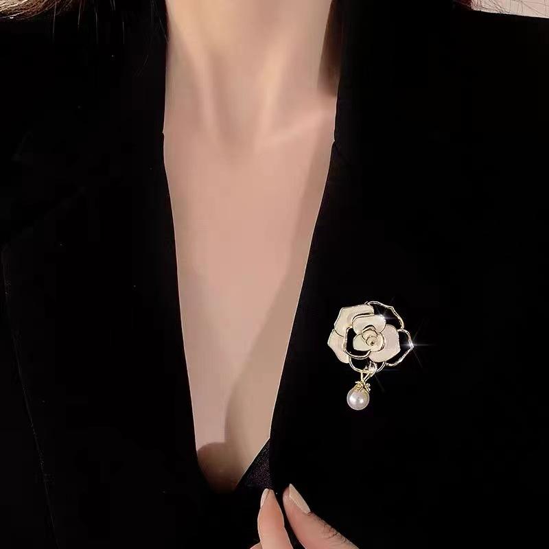 Exquisite Fine Glittering Oil-splashed Camellia Brooch, High-end Pearl Brooch, Clothing Accessory.