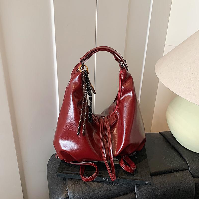 

Vintage Underarm Tote Bag with Large Capacity and Single Shoulder Strap Design With pendant вина червоного кольору
