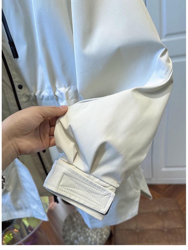 European Women's Khaki Hooded Waist-Cinching Windbreaker - Sporty Workwear Jacket for Early Spring/Autumn