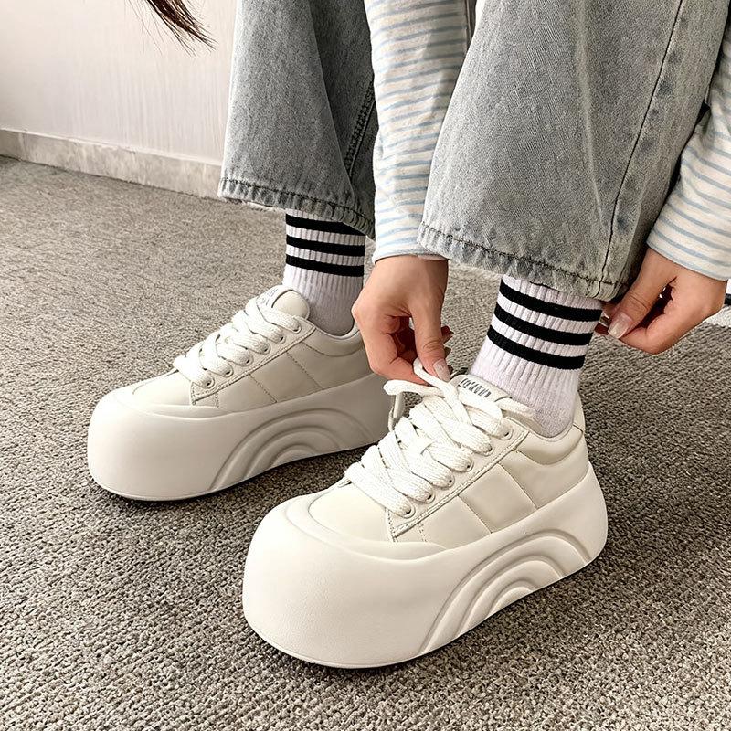 Rundkopf Superfeuer Dicksohle Muffin Kleine weiße Schuhe Damen 2025 Frühling Neu Erhöhte Brotschuhe Lässige Vielseitige Board-Schuhe
