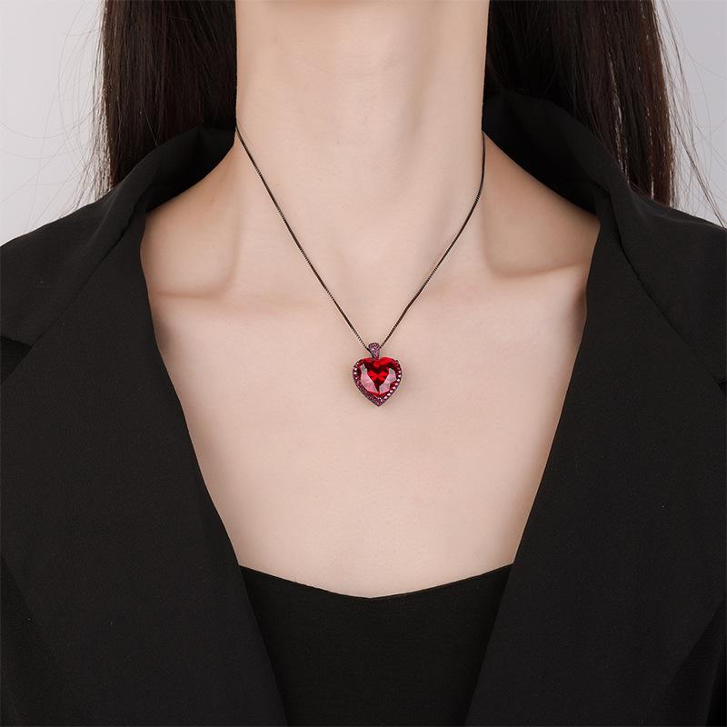Jewelry Copper Bottom Gold-Plated Simulation Color Red Corundum Blue Pointed Crystal Heart-Shaped Pendant Women 15 * 15