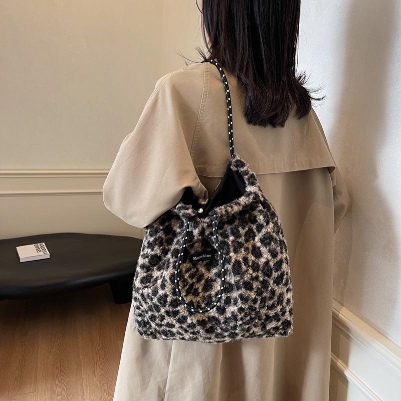 Shoulder bag, foreign style leopard print plush trend chain 2025 new model, versatile personality, simple fashion and casual support
