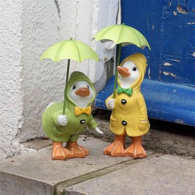 2x Entenfiguren mit Regenschirm-Regenmantel Harzskulpturen Geschenk Tier Gartenfiguren für Esszimmer