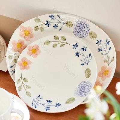 Słodkie, śliczne kwiaty, talerze ceramiczne, ekskluzywne kawiarnie, popołudniowa herbata, talerz deserowy, wykwintne przekąski, talerz, naczynia domowe