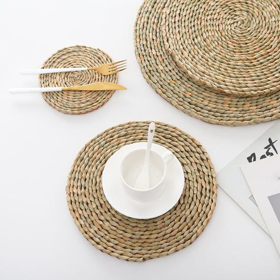 Table Placemat Wear-resistant Handwoven Cattail Grass Placemat Heat Resistant Table Mat for Home Decoration