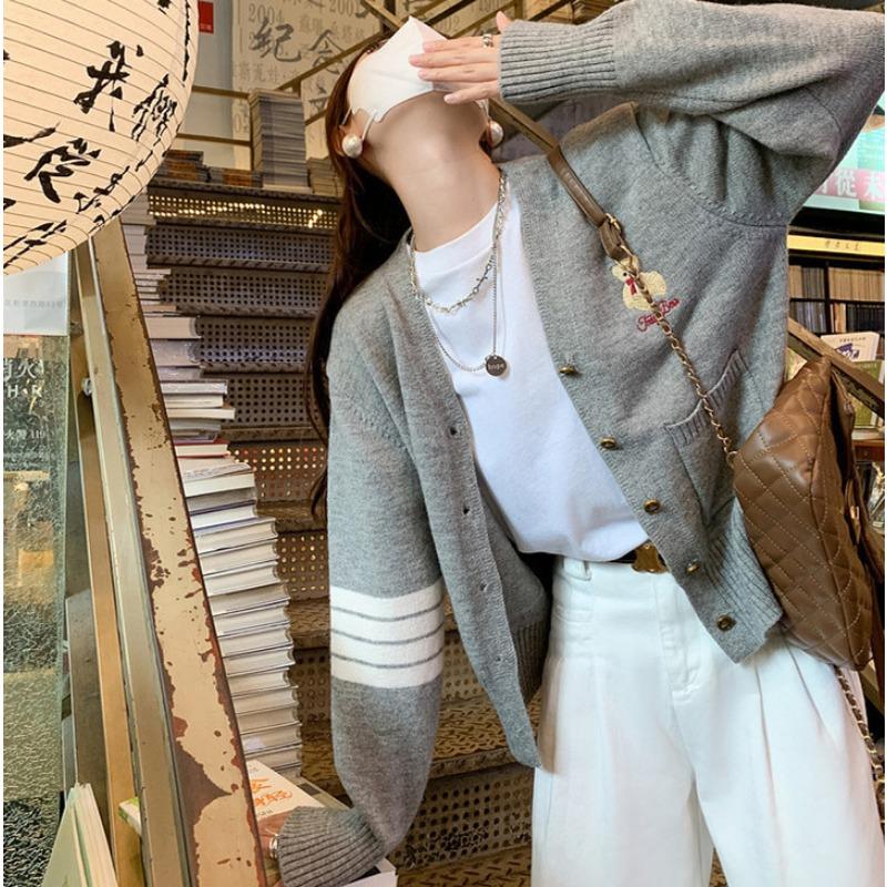 

Design sense age-reducing color matching long-sleeved knitted sweater women s early autumn new temperament V-neck cardigan sweater bear top tide One size