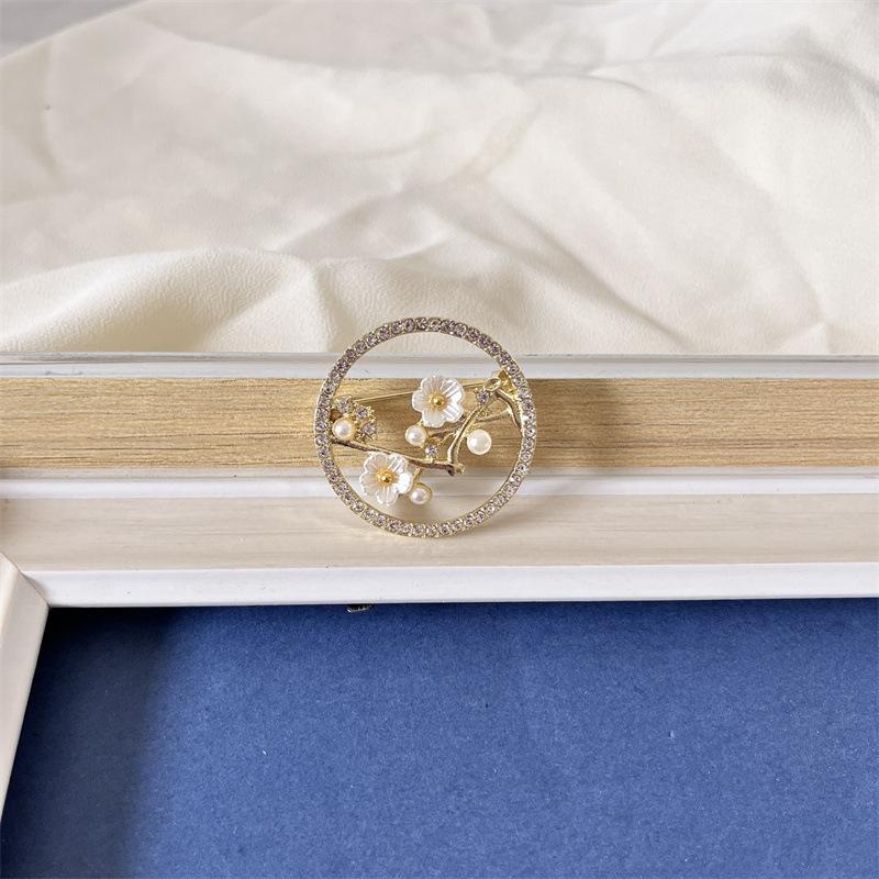 Broche en forme de branche de fleur de prunier de style chinois pour femme, fleur en résine, élégante, poitrine, fleur, accessoire de broche en perles polyvalent haut de gamme
