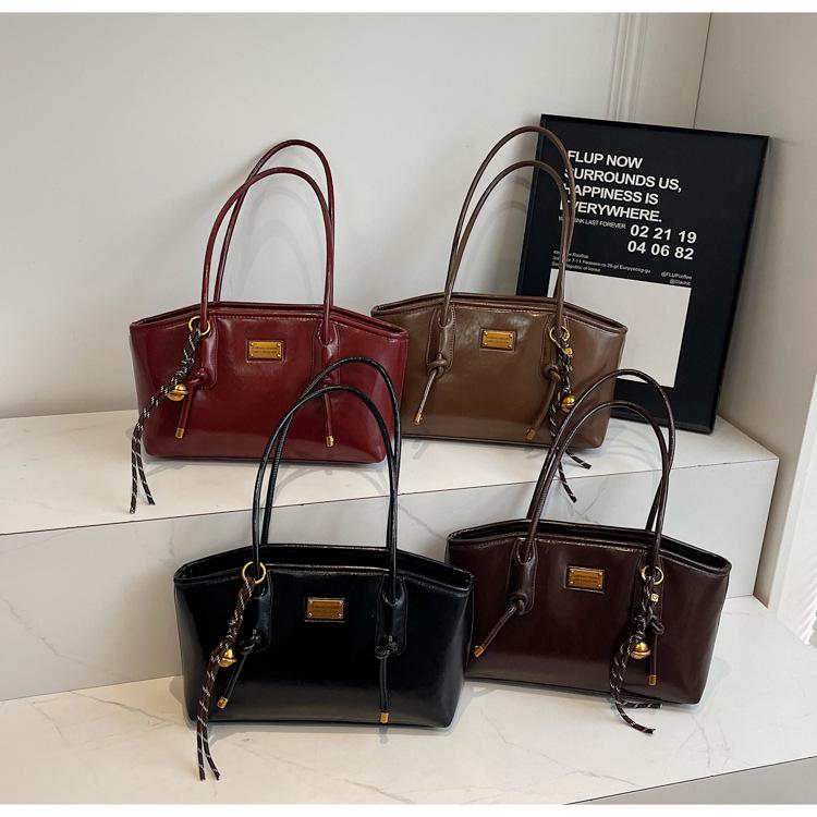 2024 Vielseitiger Pendler mit großer Kapazität: Französische Retro Damen Winter Schultertasche