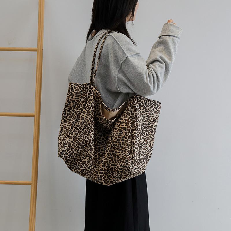 Женская сумка через плечо с леопардовым принтом — фото 11