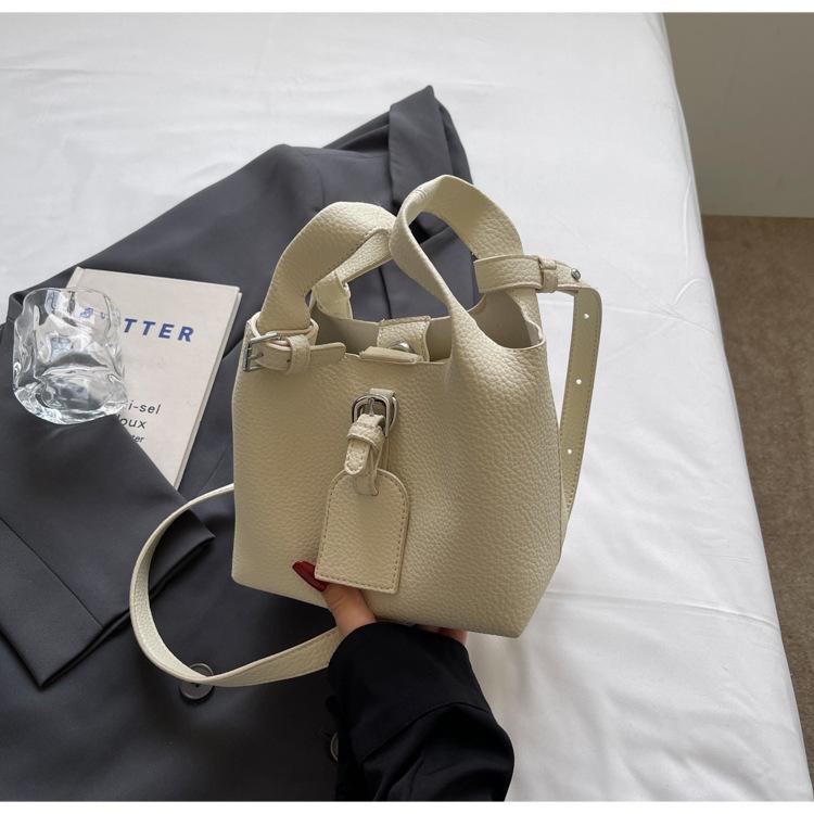 

Korean niche design retro fashion portable small bag women 2025 new versatile messenger bucket bag vegetable basket bag бежевый