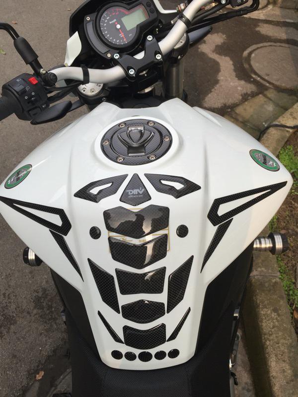 Carbon Fiber Fishbone Sticker for YZF-R1, R6, Ninja 250/300, CBR Motorrads.