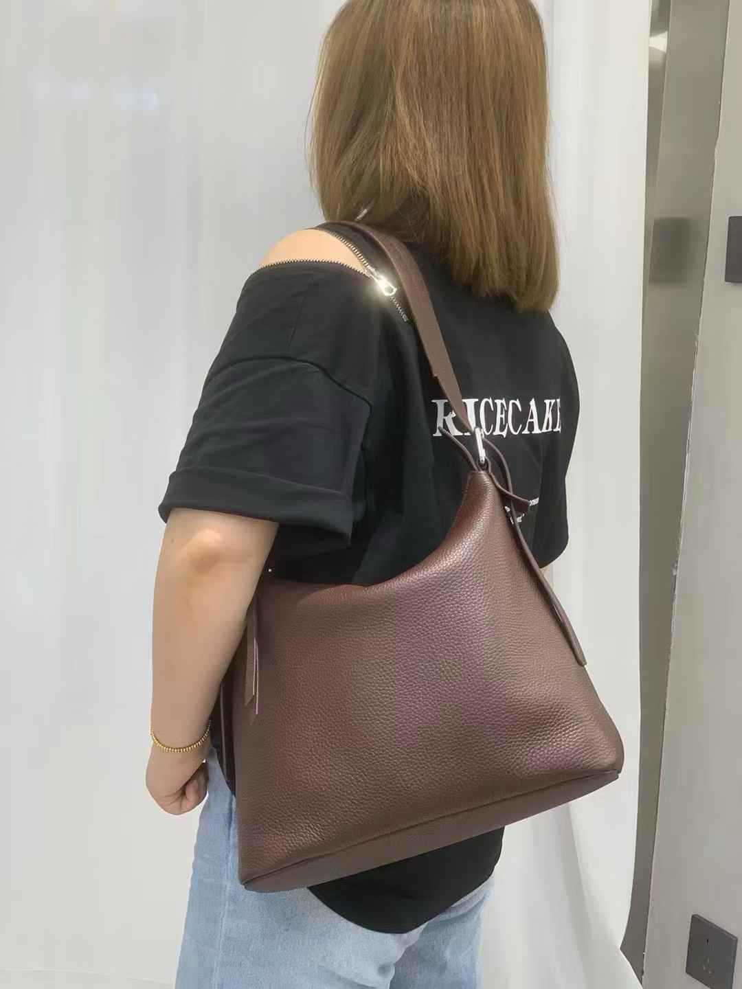 

New Leather Women s Bag Large Capacity Tote Bag Temperament Armpit Bag Fashionable Cowhide Shoulder Crossbody Bag 31x14.5x27 CM коричневый