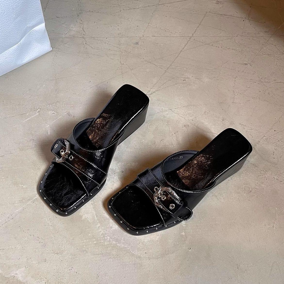 

French wedge heel thick bottom one-word slippers women s summer wear 2025 new retro square head rivets black heightening sandals 40 чёрный