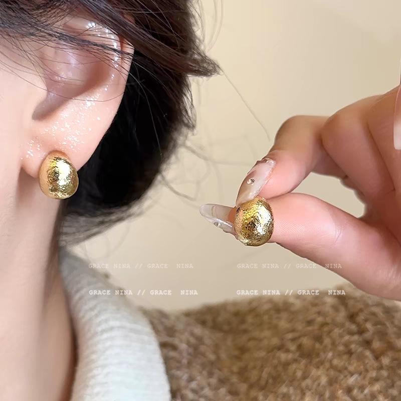Women's Luxury Textured Metal Hoop Earrings - Versatile Niche Design