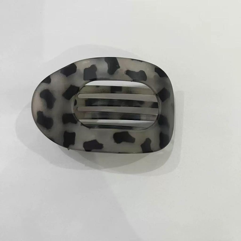 Fashion Oval Hair Claw Clip for Women New Design Leopard Matte Curved Flat Styling Barrettes Acrylic Lying Down Hair Accessories