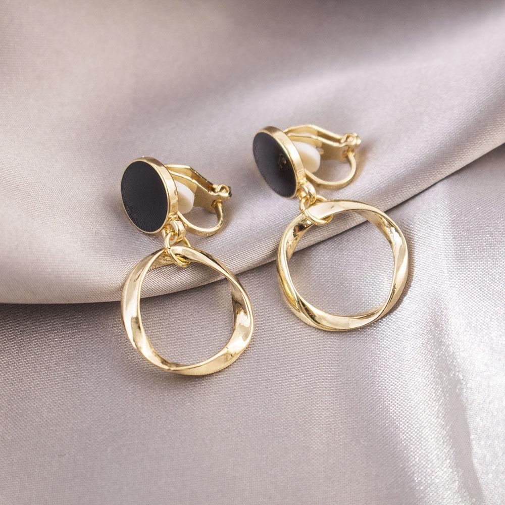 Elegant Clip-On Triangle Earrings for Non-Pierced Ears - Versatile, Light Luxury for Everyday Wear.