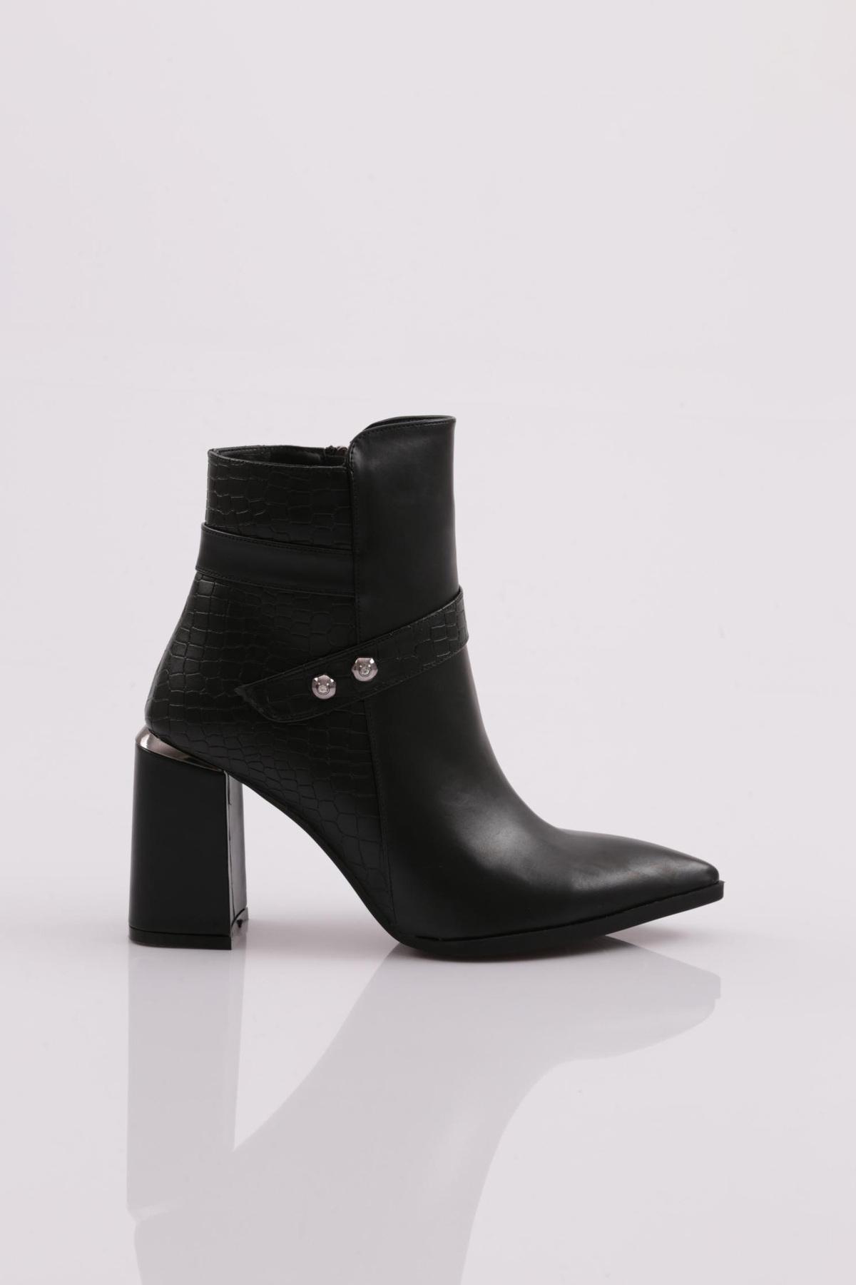 

Женские модные ботинки на каблуке с острым носком и кристаллами в каменной оправе 40