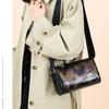 2025 höst ny präglad smutsig kuddväska personlig mångsidig avslappnad budväska moderiktig pendlare axelväska