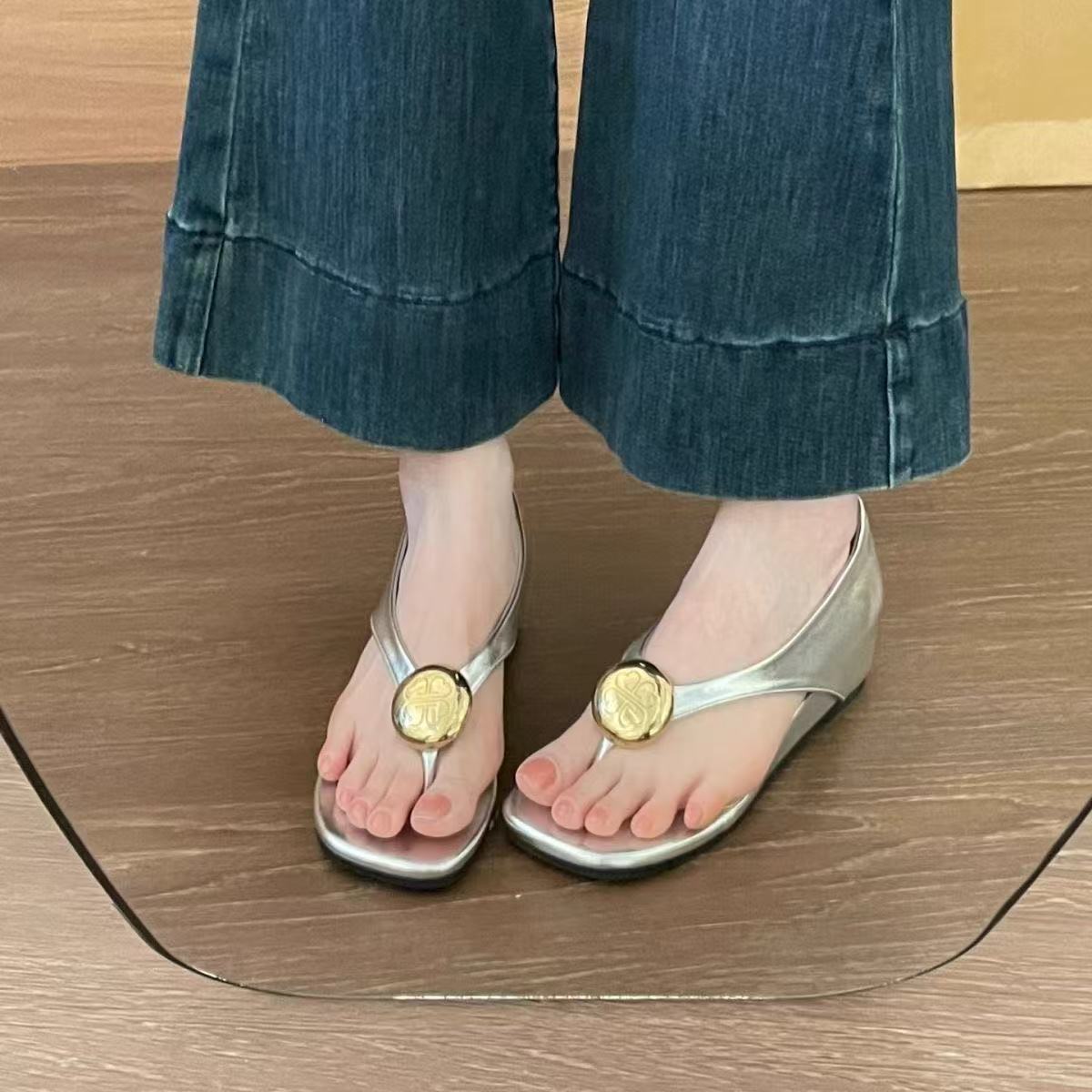 

Metal buckle wind outer wear 2025 flip-flops fairy French inner height increase new retro sandals female small 40 серебряный