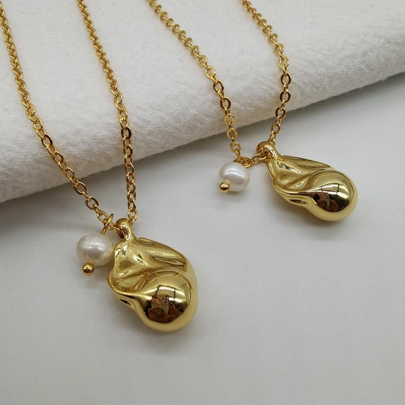 Gold-plated brass faux freshwater pearl pendant necklace - elegant, minimalist, and versatile золотой