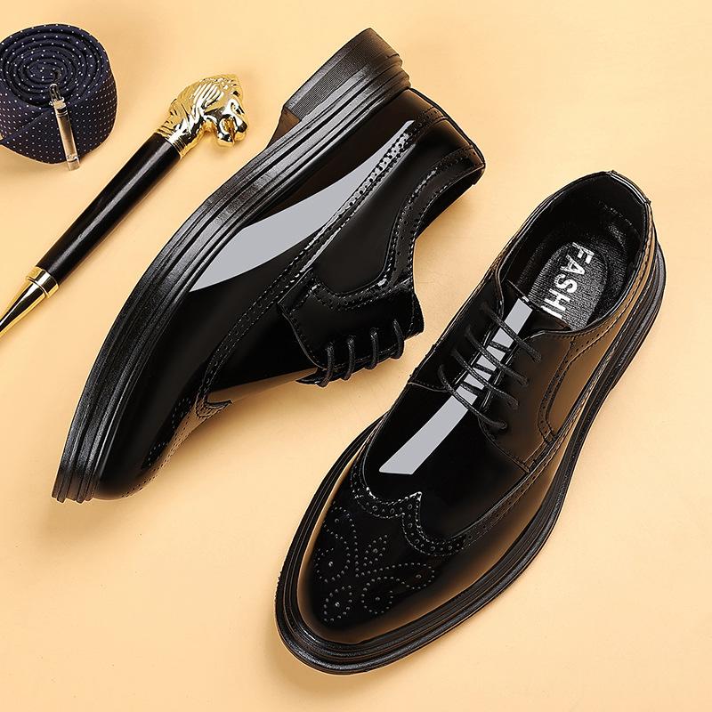 2026 New Patent Leather Brogue Perforated Carved Formal Dress Shoes Lace Up Fashion Young Men Groom Wedding Party Leather Shoes