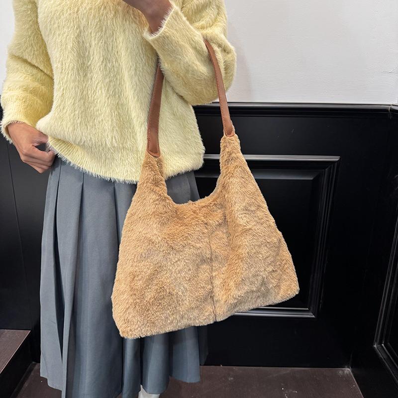 Retro plush large-capacity new autumn and winter fashionable commuter shoulder bag minimalist style fashion