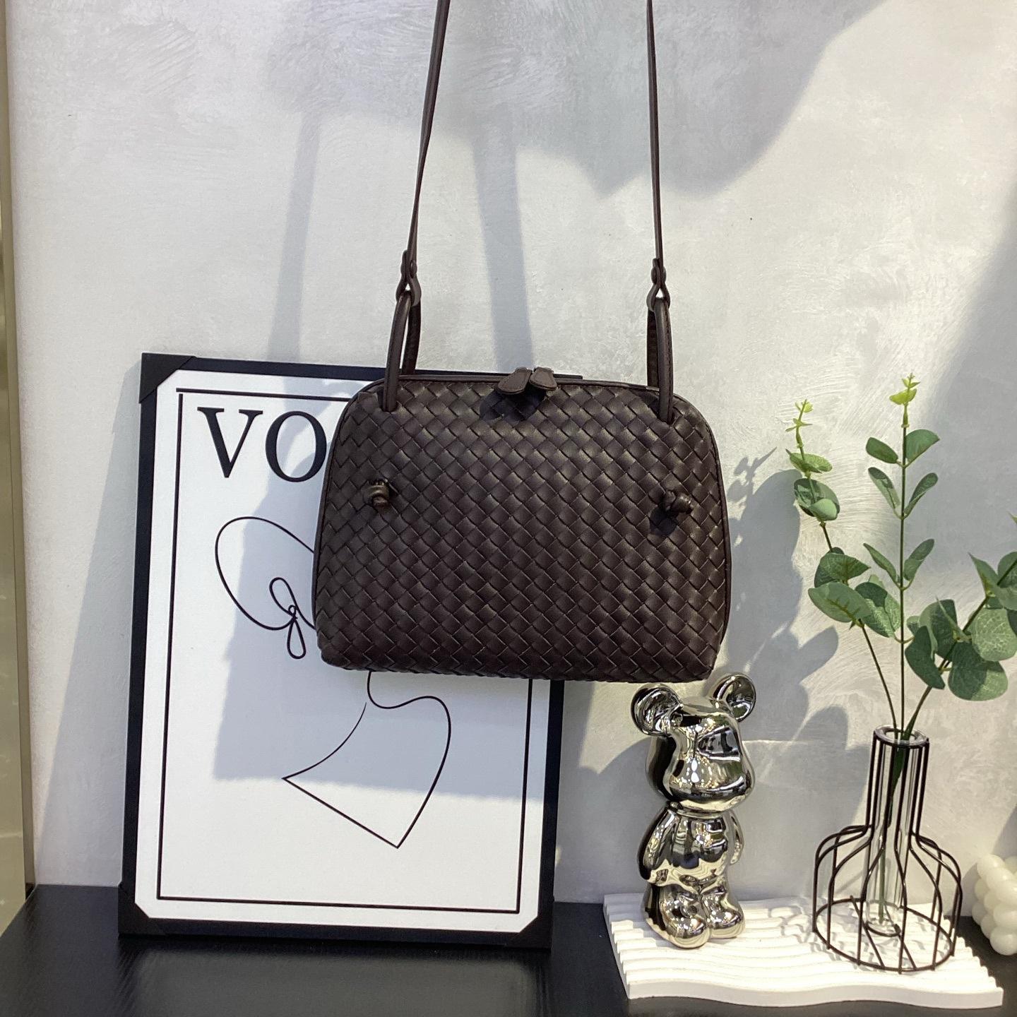 

Натуральная кожа Ручная вязка Одинарная булочка для мяса Подставка Украшение Сумка Корейская версия Модная сумка-подмышка из ста деталей Женская сумка-тоут 25x4x19cm кофейный