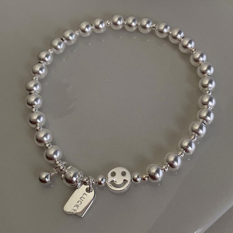 Korejský retro náramek s přívěsky s usměvavou tváří - Dámský design s kulatými korálky a čtvercovými písmeny