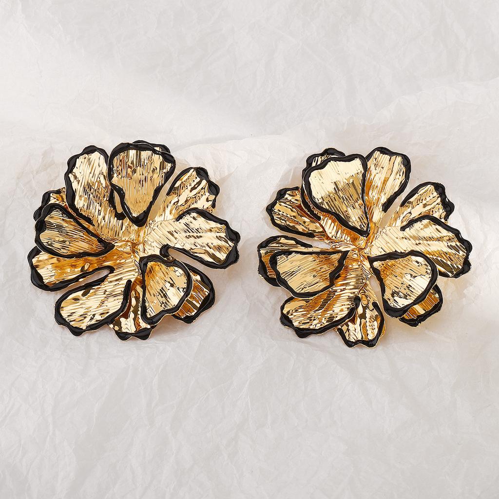 Vintage Metallic Pleated Black Edge Petal Earrings Elegant Three Dimensional Flower Exaggerated Women Ear Studs Jewelry