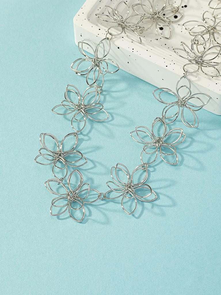 Temperament Fashion Super Immortal Flower Pendant Necklace Female Niche Design Sense Hollow Light Luxury Clavicle Chain