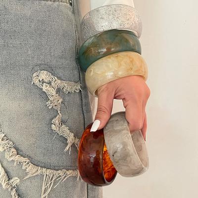Modisches transluzentes, verschmiertes Acrylarmband für Damen, übertriebenes, rundes, breitseitiges Harzarmband im Wind