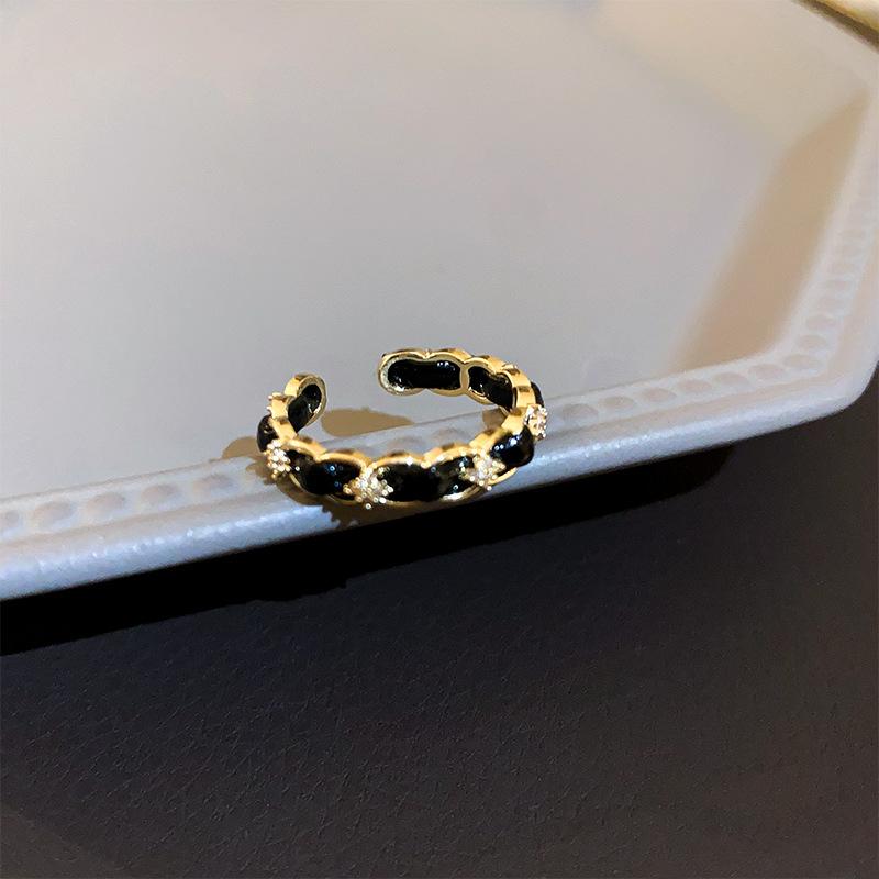 Enamel Decorative Ring, a Unique Ring with a Niche Design Sense for Women, Light Luxury, Exquisite and High-end Dripping Oil Jewelry.